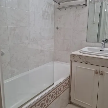Espacoso Apartamento Junto Ao Metro * Lisbon