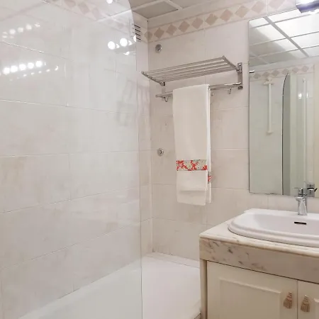 Lägenhet Espacoso Apartamento Junto Ao Metro Lisboa