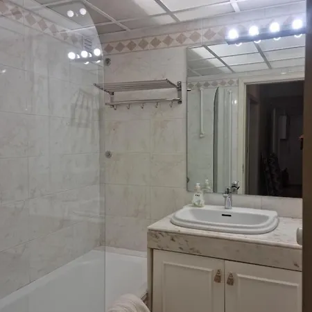 Lägenhet Espacoso Apartamento Junto Ao Metro